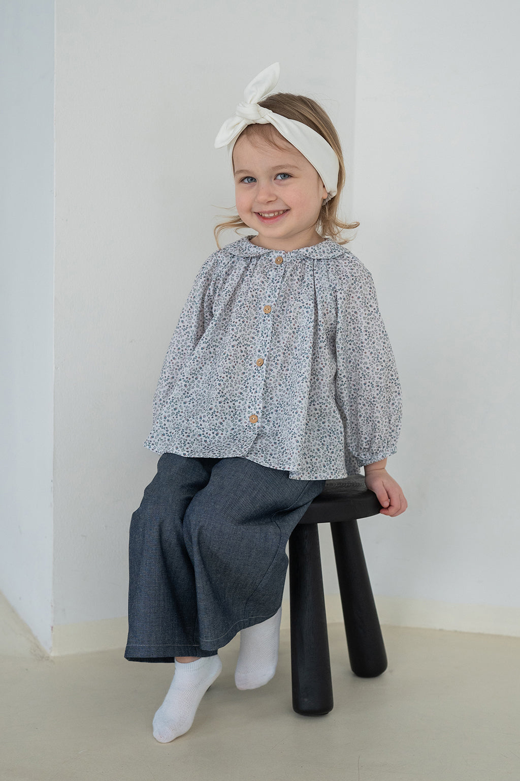 Blouse with a floral collar