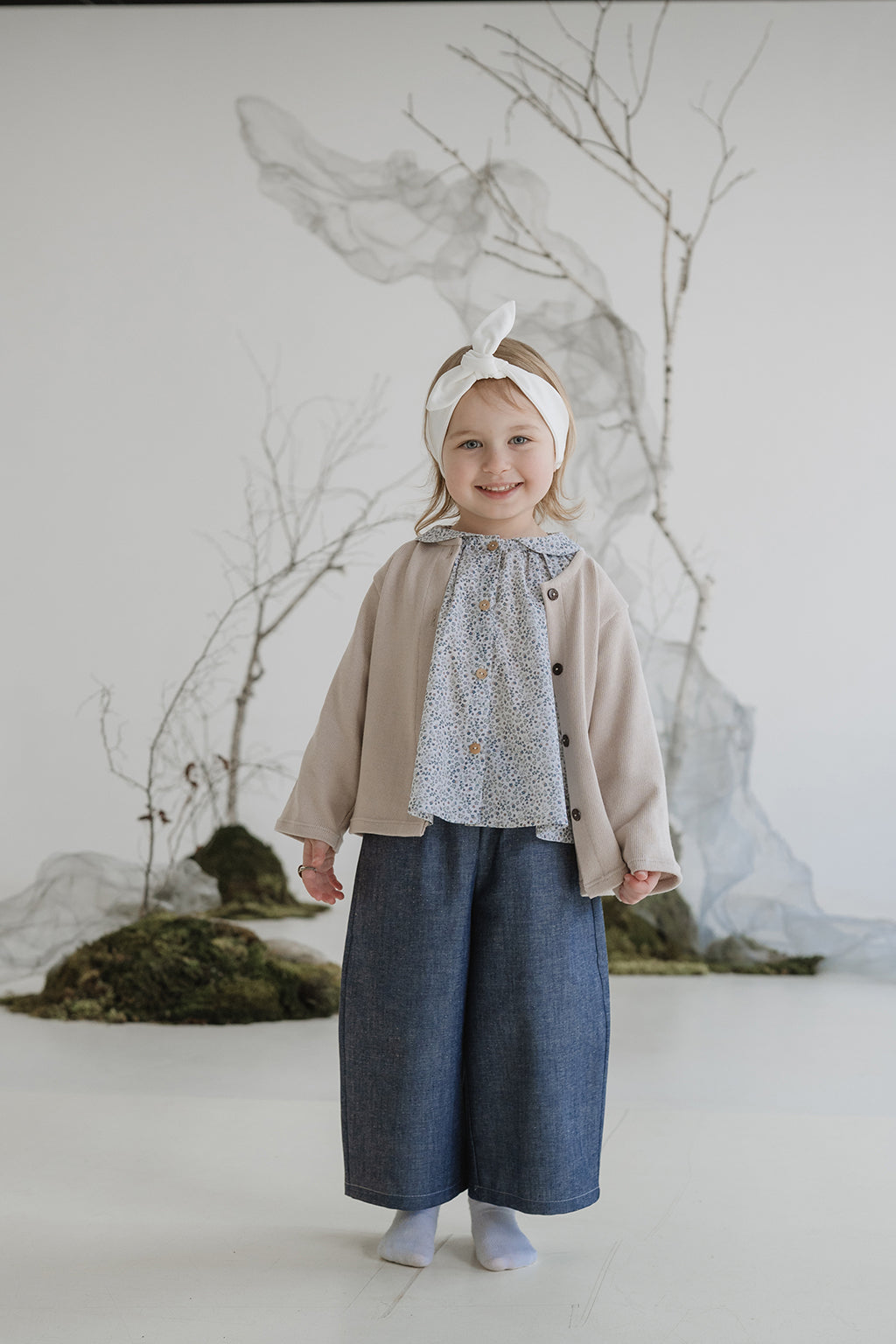 Blouse with a floral collar