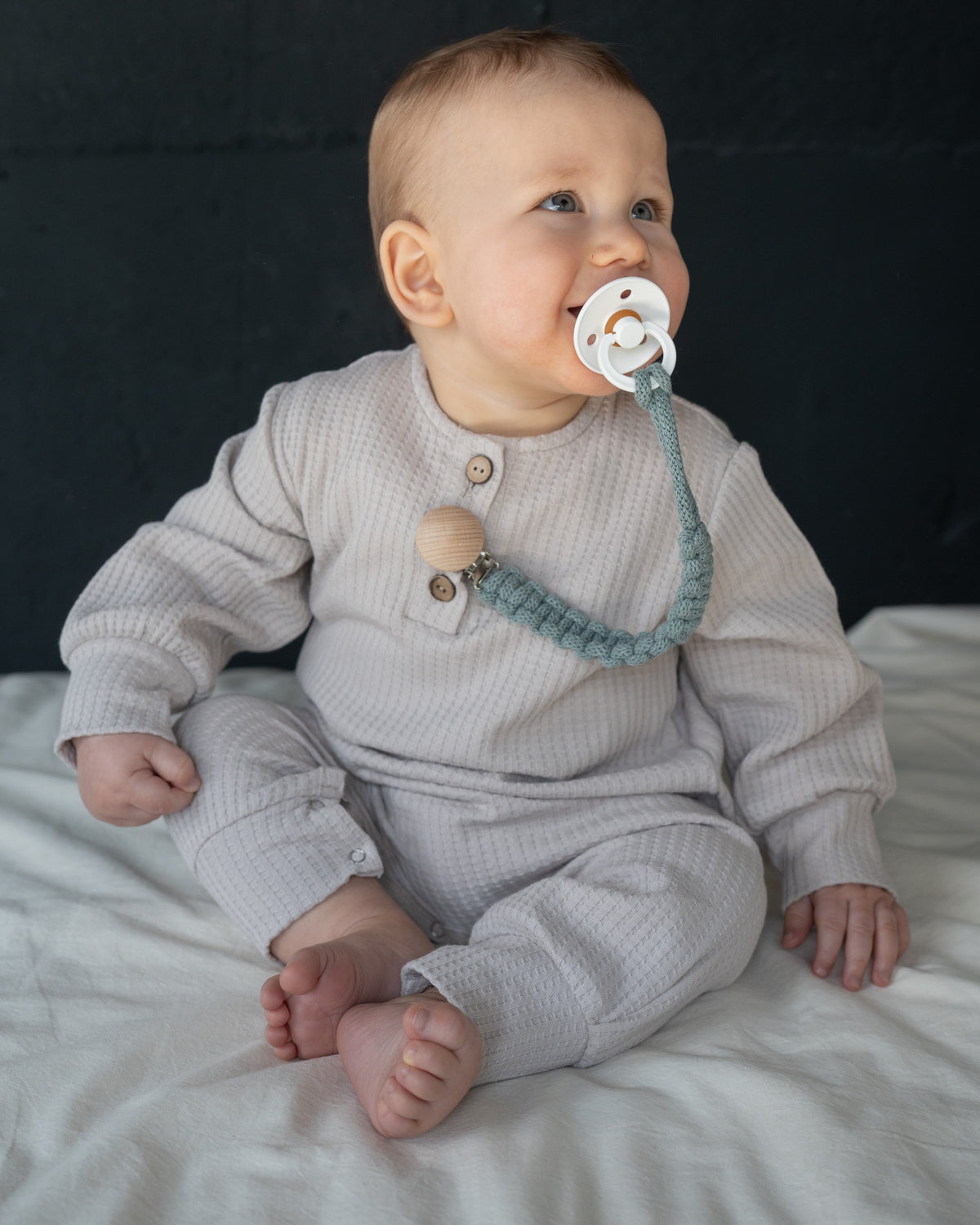 Baby romper with sand-colored buttons