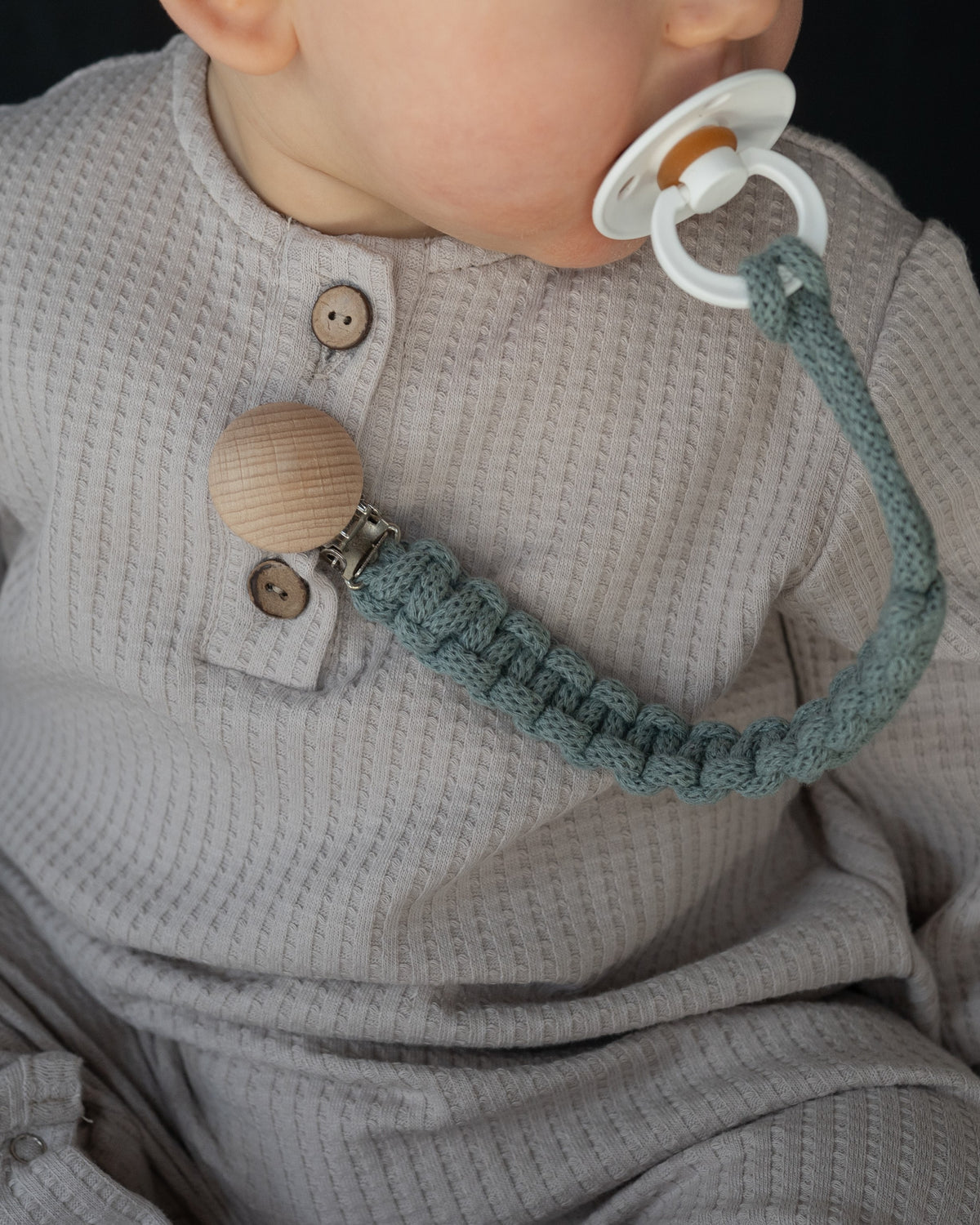 Baby romper with sand-colored buttons