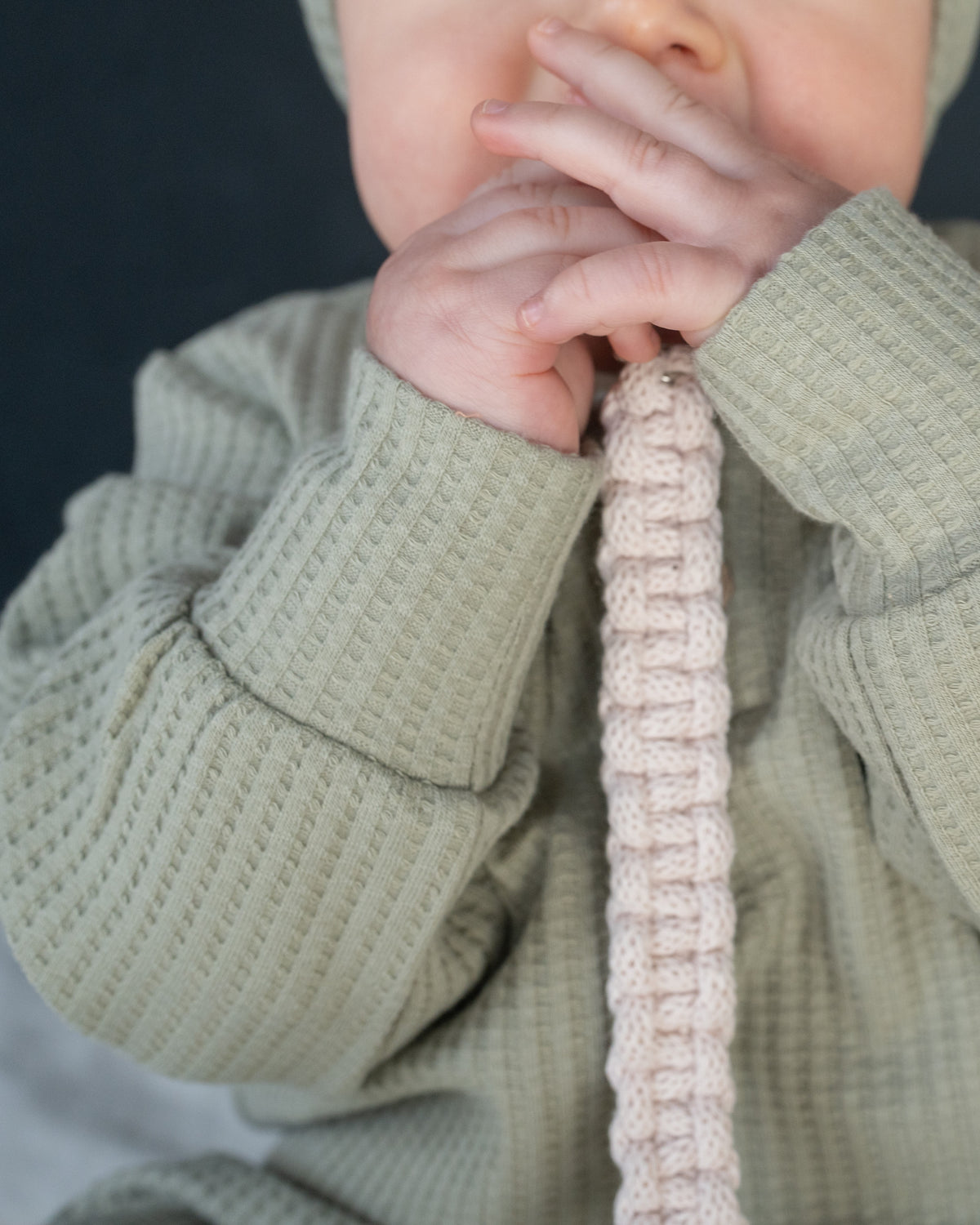 Baby jumpsuit with olive buttons
