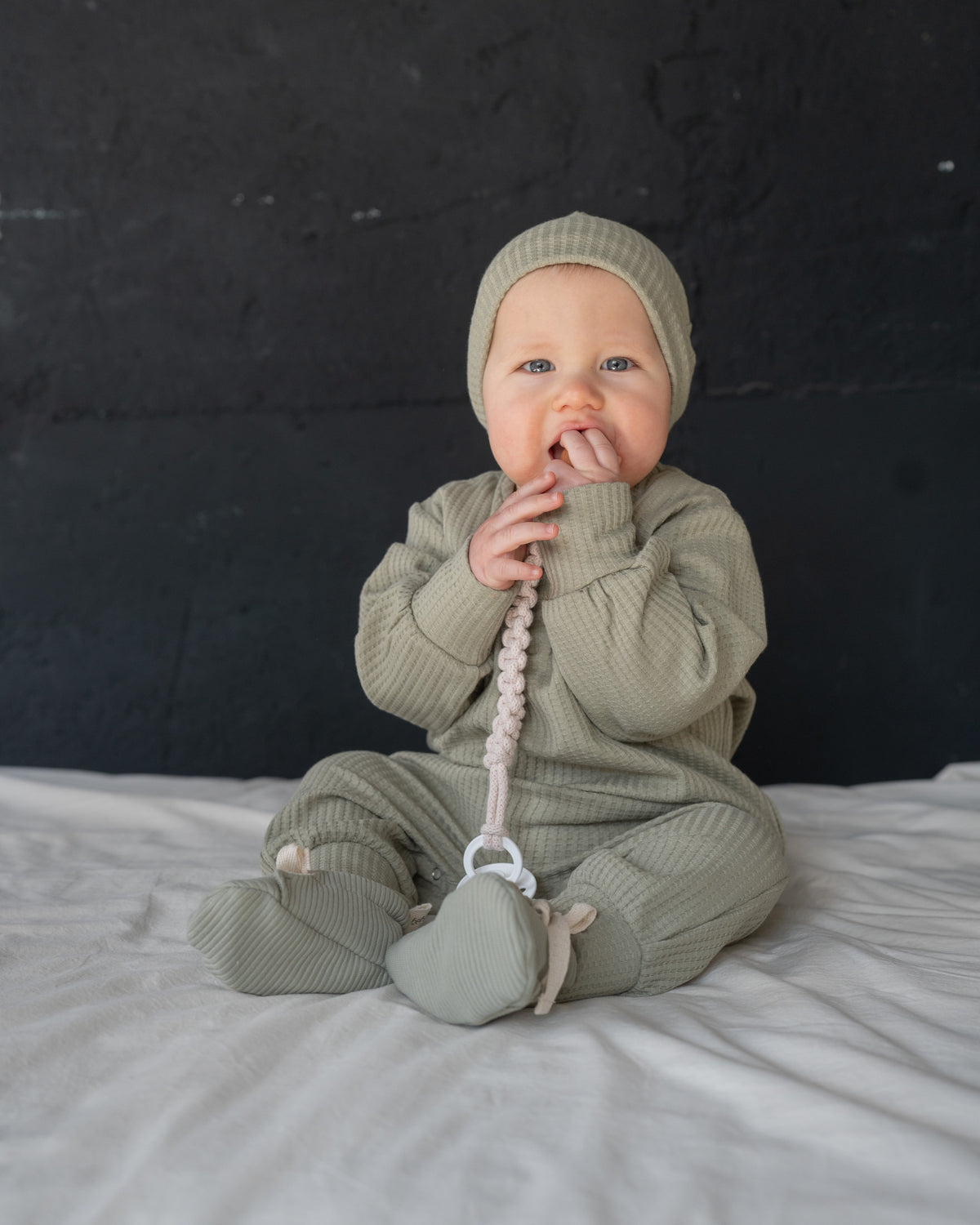 Baby jumpsuit with olive buttons