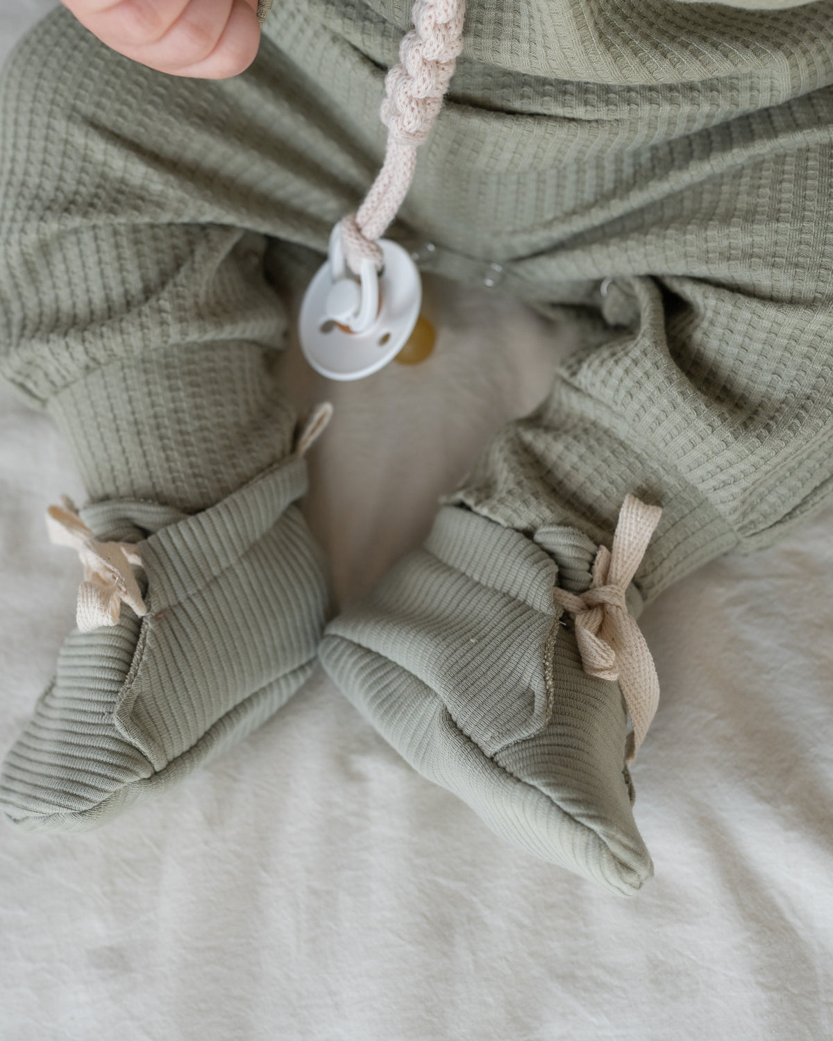 Baby jumpsuit with olive buttons