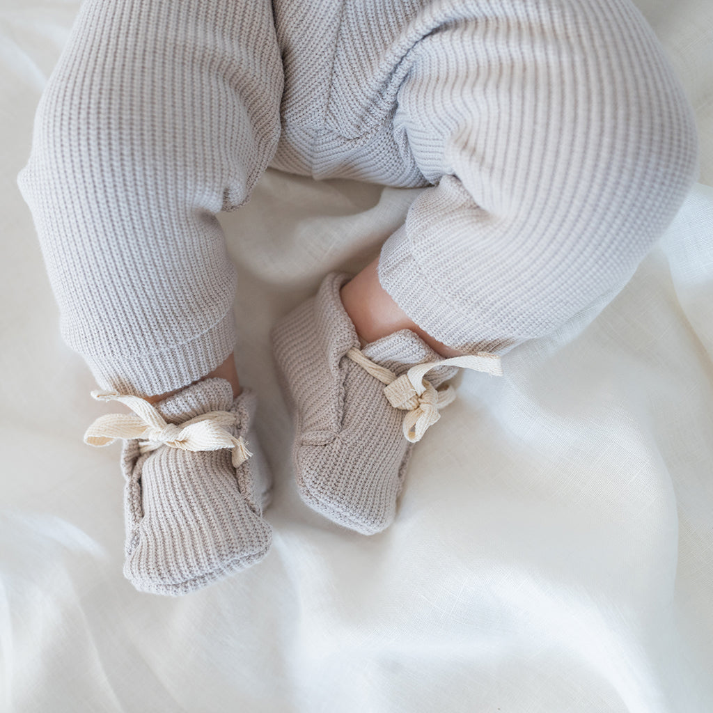 Knitted baby trousers sand