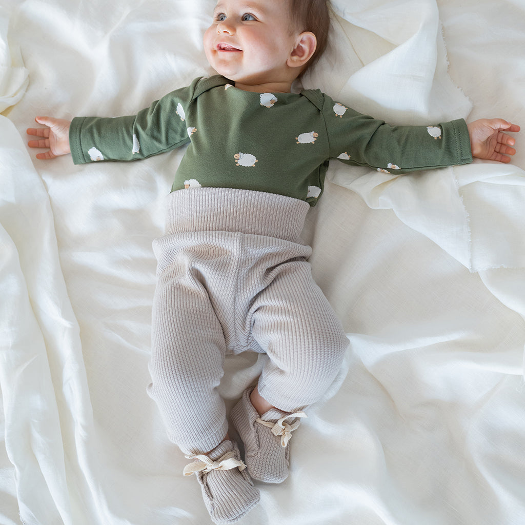 Knitted baby trousers sand