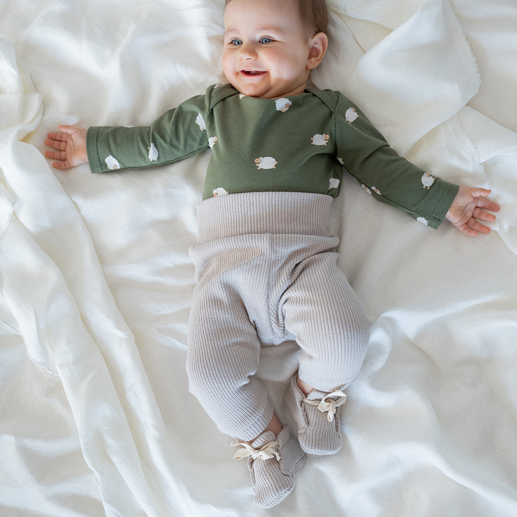 Knitted baby trousers sand